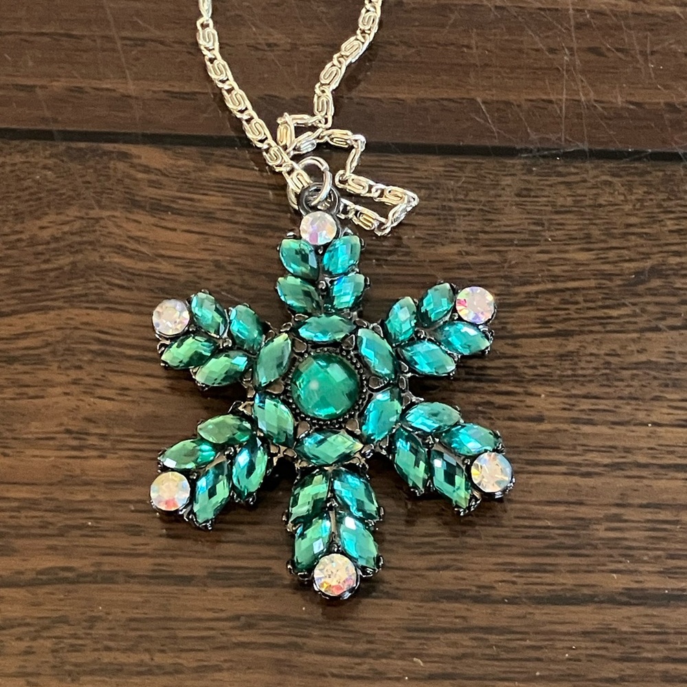 GREEN GLASS AND AURORA BOREALIS CRYSTALS ON A SILVER TONE CHAIN STAMPED GERMANY